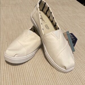 NWT Toms White Canvas Flats with Elastic Panels